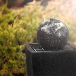 Königsbrunn Springbrunnen Solar 200 L/h LED Akku Basaltoptik -Klarstein Verkaufs 10029040 yy 0003 ambient Blumfeldt Koenigsbrunn Solar Springbrunnen LED
