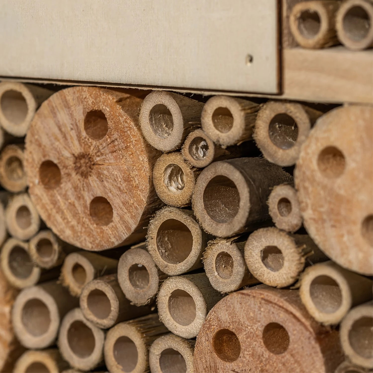 Insektenhotel mit Spitzdach Aufhängung ganzjährig bewohnbar Holz Insektenhotel Mit Spitzdach Aufhängung Ganzjährig Bewohnbar Holz -Klarstein Verkaufs 10038022 yy 0004 logo