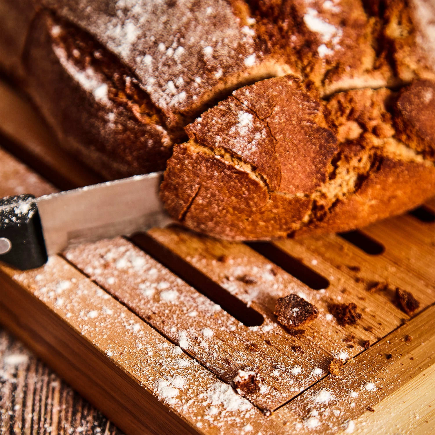 Brotschneidebrett mit Krümelfach Bambus 38 x 3 x 25,5 cm (BxHxT) recycelbar Brotschneidebrett Mit Krümelfach Bambus 38 X 3 X 25,5 Cm (BxHxT) Recycelbar -Klarstein Verkaufs 10038056 yy 0004 logo