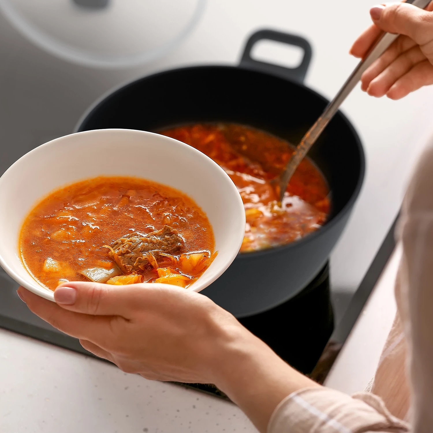 Noto Endurance Topf- und Pfannenset geschmiedetes Aluminium ergonomische Griffe Glasdeckel Filz Noto Endurance Topf- Und Pfannenset Geschmiedetes Aluminium Ergonomische Griffe Glasdeckel Filz -Klarstein Verkaufs 60003055 yy 0003 logo